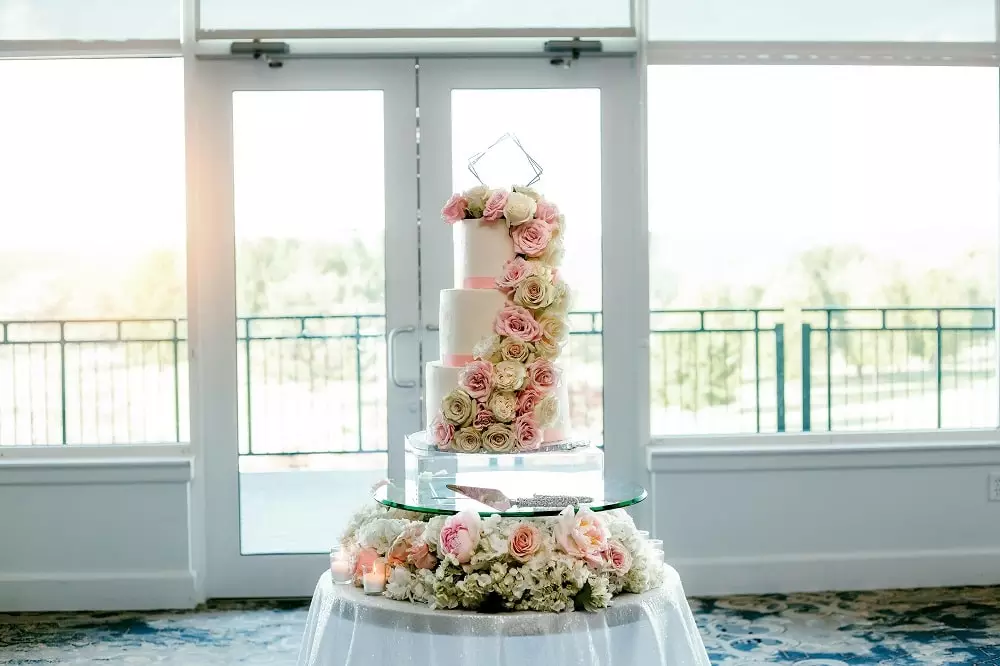 Beautifully decorated wedding cake